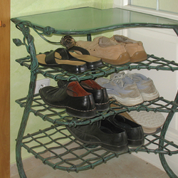 Rustikales, schmiedeeisernes Schuhregal mit Rosenmotiv in grüner Patina – geschmiedete Flurmöbel