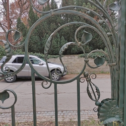 Detail kované brány v rustikálním provedení