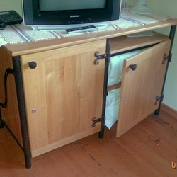 Kvalitní kovaná komoda s dubovým dřevem - designový nábytek vyrobený pro penzion