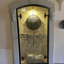 Kovaná vitrína ve starém měšťanském domě ve Spišské Nové Vsi