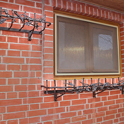 Kované držáky na květináče s dubovým motivem vyrobené v uměleckém kovářství UKOVMI