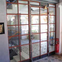 Kovové dveře doplňující celkový design interiéru