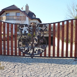 Brána - vinič v erbe - luxusná ručne kovaná brána s drevom