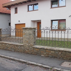 Kované oplocení rodinného domu - kovaná branka a plot