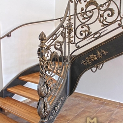 Kované schodiště s výjimečným interiérovým zábradlím - luxusní zábradlí s pečetí UKOVMI