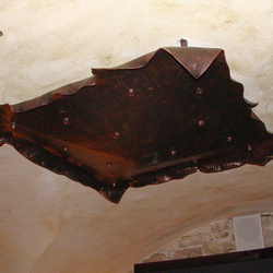 Historische Deckenleuchte – Geschmiedete Innenleuchte mit Schirm in einem Weinkeller mit dem Logo von UKOVMI