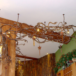  Luminaire  en acier poncé représentant les racines. Réception d'hôtel Galileo – Donovaly Slovaquie