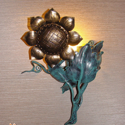 Slunečnice jako boční lampa - luxusní lampa - ručně kované svítidlo tvoří osvětlení wellness v Grand Hotel Praha