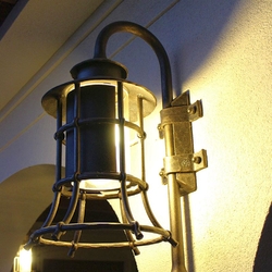 Kovaná lampa se stínidlem - nástěnné exteriérové ​​svítidlo ve tvaru zvonu pro osvětlení budov a zahrad