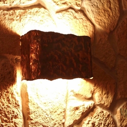 Wandlampe aus getriebenem Kupfer – außergewöhnliche rustikale Innenleuchte geschmiedet für Weinkeller