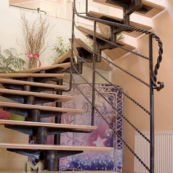 Kované schodiště se dřevem a kované zábradlí na schody - vzor Vrkoče