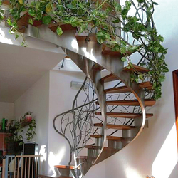 Kované leštené schodisko a zábradlie - moderné zábradlie na točité schody - Nádych vetra