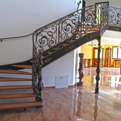 Schmiedeeiserne Treppe mit prunkvollem Geländer