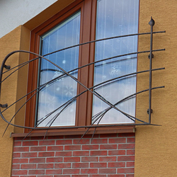 Außengeländer – modernes geschmiedetes Geländer für ein französisches Fenster