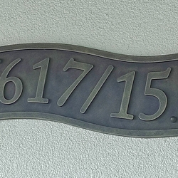 Popisné kované číslo v tabulce povrchově upraveno proti korozi