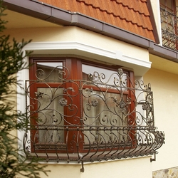 Gitter an dem Fenster eines Einfamilienhauses hergestellt im Kunstschmiedeatelier UKOVMI