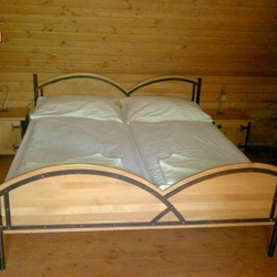 Kovaná manželská postel vyrobená pro penzion Šariš Park na východě Slovenska