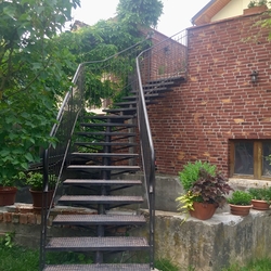Außentreppe mit Geländer als Lösung des Zugangs zur Dachwohnung 