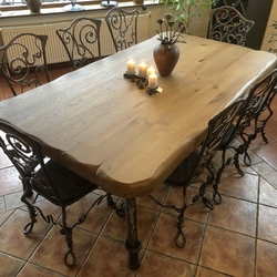 Luxusní ručně kovaný stůl s masivním dubovým dřevem - designový nábytek