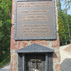 Ručně kovaný památník s tabulí vyrobený v ateliéru kovářského umění UKOVMI pro Butkov