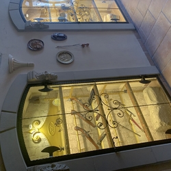 Kované prosklené vitríny v měšťanském domě z 15. st. ve Spišské Nové Vsi