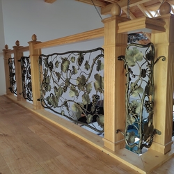 Luxusní kované zábradlí v interiéru rodinného domu s přírodním motivem révy