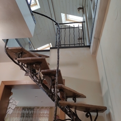 Geschmiedete Treppe mit der Strebegriffstange – Detailblick auf den Zugang zum Dachgeschoss