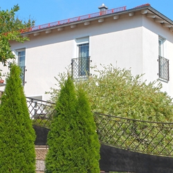 Geschmiedetes Geländer an den französischen Fenstern eines Einfamilienhauses in Deutschland + geschmiedete Umzäunung 