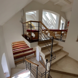 Interiérové ​​zábradlí na schodišti a galerii v kostele v Ladomirově - kované zábradlí