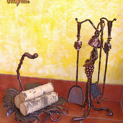 Kovaná souprava ke krbu - krbové nářadí a noše na dřevo s motivem révy