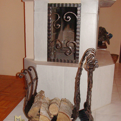 Kovaná noše na dřevo a krbové nářadí vyrobené v ateliéru kovářského umění UKOVMI