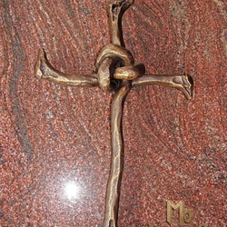 Ručně kovaný kříž s uměleckým designem