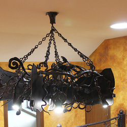 Kovaný netopýr nad galerií - detail - interiérové ​​svítidlo - majestátní ručně kovaný lustr