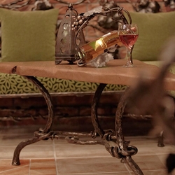 Kovaný detail tvoří dokonalost vinného sklepa - luxusní ručně kovaný stolek