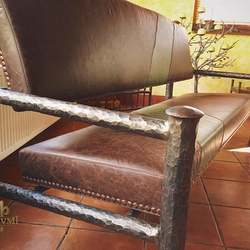 Kovaná sedačka s kůží hnědozelené barvy- luxusní nábytek
