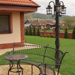 Kovaný zahradní nábytek - venkovní nábytek - oblouková lavička, stůl a sloupové svítidlo