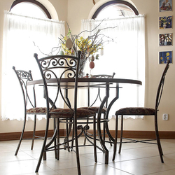 Stolujte v kovanom štýle - exkluzívny stôl a stoličky v jedálni rodinného domu