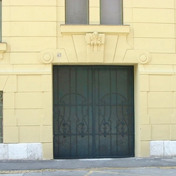 Secesní kovaná brána - historická budova Košice