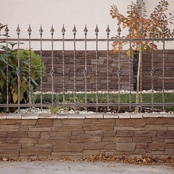 Geschmiedeter Zaun – ´Zapfen´ – schmiedeeiserner Zaun an einem Einfamilienhaus