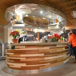Moderný nerezový bar v horskej reštaurácii Moderný nerezový bar v horskej reštaurácii