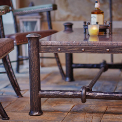 Luxusní kovaný stůl a židle z přírodních materiálů - kov, kámen, kůže - luxusní nábytek