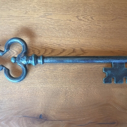 Geschmiedeter Schlüssel in grüner Patina