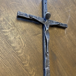 Nástěnný kovaný kříž jako symbol křesťanství