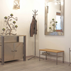 Moderní nábytek do předsíně - kovaný botník, stojanový věšák, stojan na deštníky, nerezová skříňka a zrcadlo