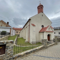 Oplotenie kostola s ručne kovaným krížom v bráne v Ľubici 