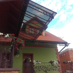 Kované zastrešenie balkónov rodinného domu 