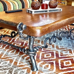 Kvalitní ručně kovaný konferenční stolek na kolečkách - snadno přesouvatelný stolek