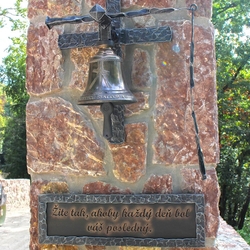 Ručně kovaný kříž a tabule s textem vyhotovené v UKOVMI pro poutní místo Butkov