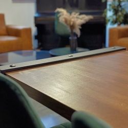 Kovové stoly s drevom v konferenčnej miestnosti Kovové stoly s drevom v konferenčnej miestnosti