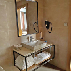 Koupelnový set - police a zrcadlo v moderním provedení vyrobený v UKOVMI pro hotel Bellevue